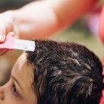 Malo vaše dieťa vši? Poradíme vám, kedy ho môžete opäť poslať do škôlky či školy