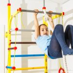 Budovanie svalstva hornej časti tela. Vsaďte na hrazdy na domáce využitie