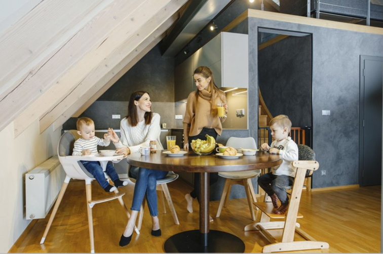 Keď má stolička na kŕmenie pevné miesto za stolom