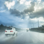 Zastihla vás búrka počas jazdy autom? Čo robiť a čo nerobiť, aby ste boli v bezpečí