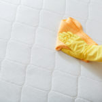 Malé nehody v domácnosti - ako vyčistiť škvrny z matraca