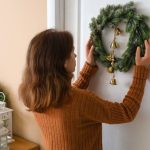 Vyrobte si vlastný vianočný veniec na dvere podľa aktuálnych trendov
