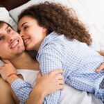 Šťastný pár, ktorý diskutuje o intimite a jej vplyve na harmóniu vo vzťahu.