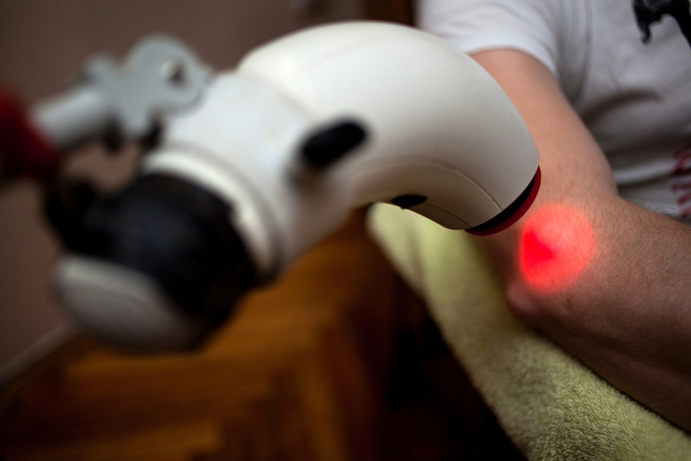 Lampa ActiveBio so zapnutým polarizovaným svetlom a farebnými filtrami počas terapie v domácom prostredí