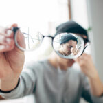 Lekárka vykonáva preventívne vyšetrenie očí u pacienta, ktoré je kľúčové pre včasné odhalenie očných ochorení.