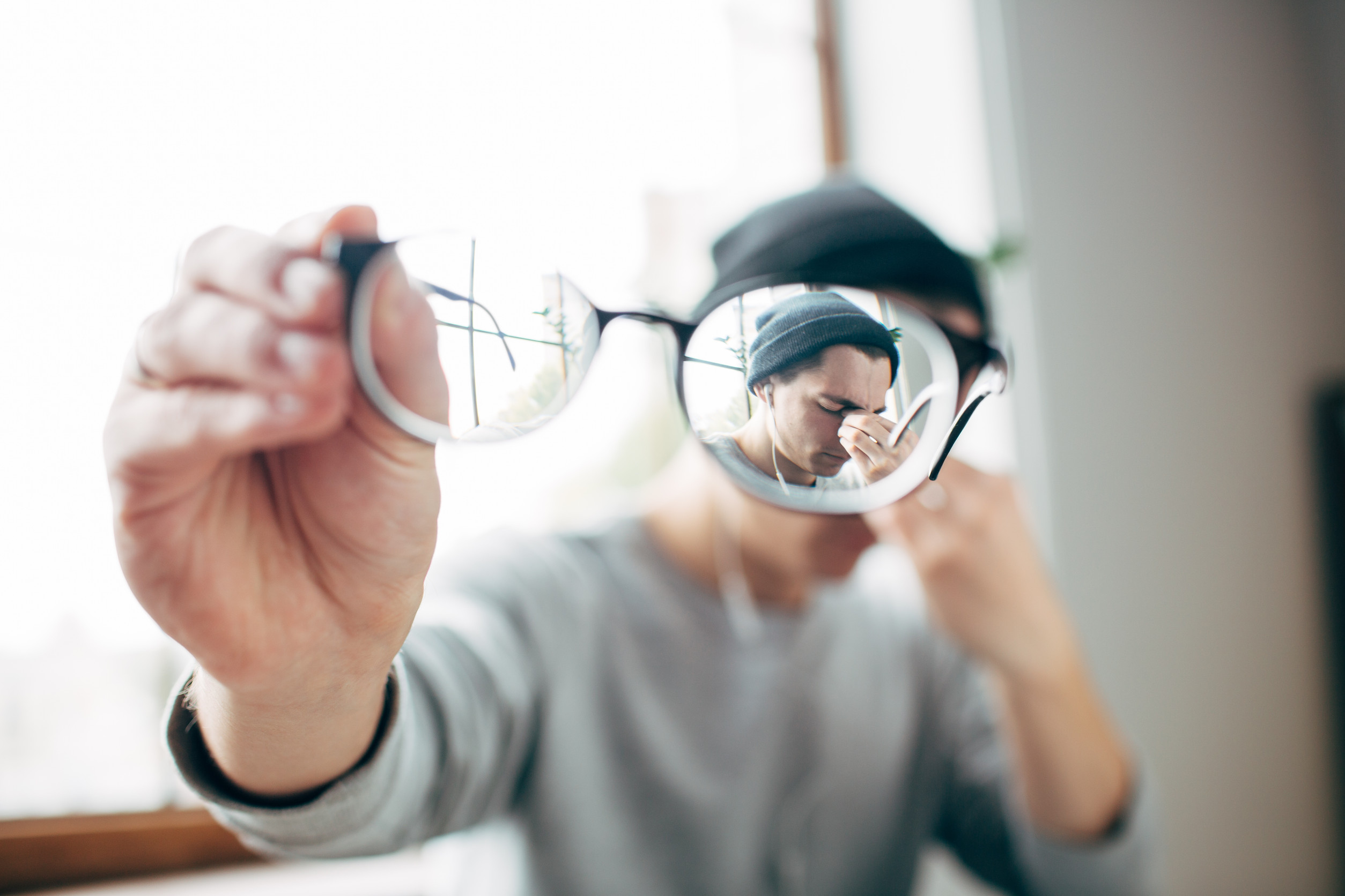 Lekárka vykonáva preventívne vyšetrenie očí u pacienta, ktoré je kľúčové pre včasné odhalenie očných ochorení.