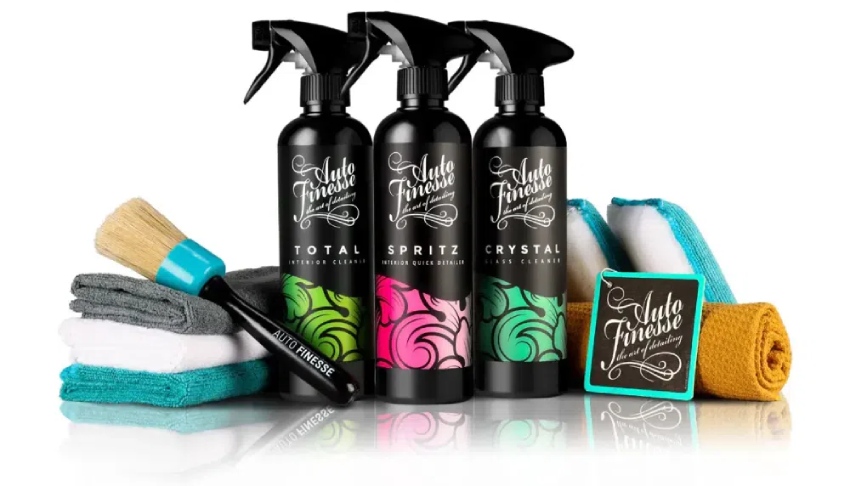 Aplikácia autokozmetiky Auto Finesse na karosériu auta.