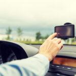 Porovnanie navigácie v mobile, palubnom systéme a externom zariadení.