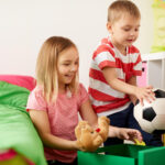 Dieťa sa hrá s edukatívnymi hračkami podporujúcimi rozvoj motoriky