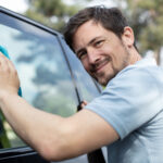 Čistenie čelného skla auta handričkou bez vzniku šmúh