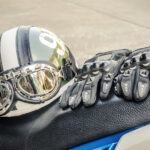 Motorkárska výbava vrátane prilby, bundy a rukavíc pripravená na jazdu