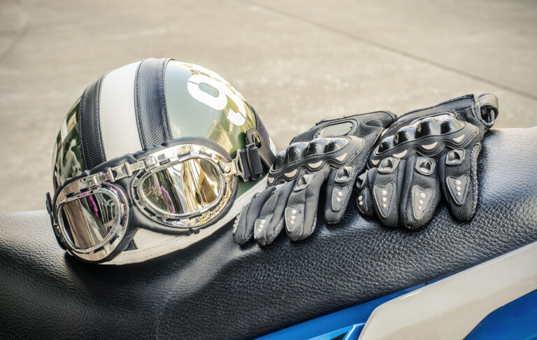 Motorkárska výbava vrátane prilby, bundy a rukavíc pripravená na jazdu