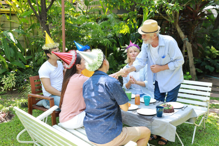 Rodinná oslava s výzdobou a pripraveným stolom.