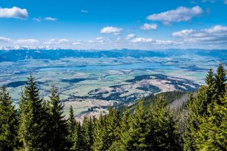 Pohľad na kúpeľný ostrov v Piešťanoch, Bojnický zámok a panorámu Liptovského Mikuláša s horami v pozadí.