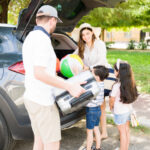 Rodinné auto naložené batožinou pripravené na dlhú dovolenkovú cestu.