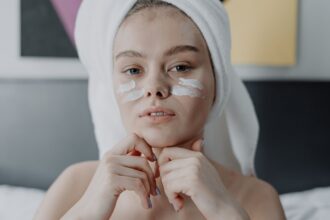 Kórejská pleťová kozmetika s hydratačnými sérami a krémami obsahujúcimi ceramidy, niacínamid a kyselinu hyalurónovú.